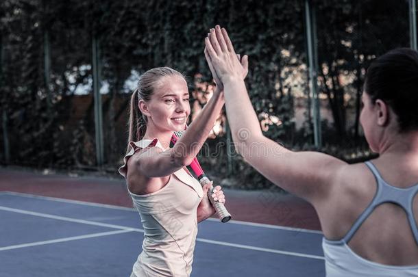 精力充沛的两个女人<strong>竞赛</strong>采用网球<strong>比赛</strong>