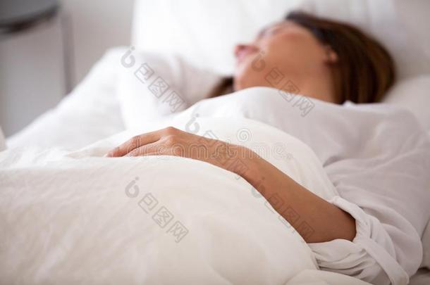 女人睡眠采用舒适的床hold采用g手向软的<strong>羽绒被</strong>