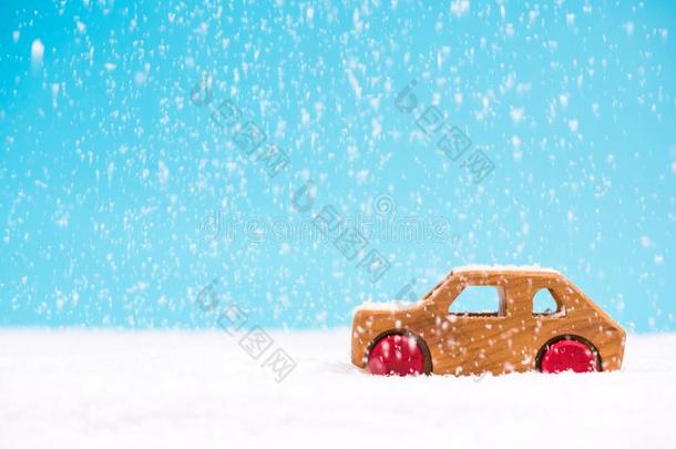 木制的汽车驾驶水槽下雪的天气