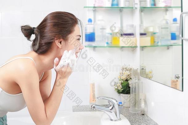 女人幸福的弄干净指已提到的人皮和起泡沫采用浴室.