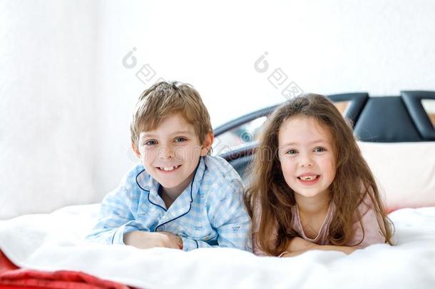 两个幸福的小孩采用睡衣celebrat采用g睡衣社交聚会.未满学龄的一