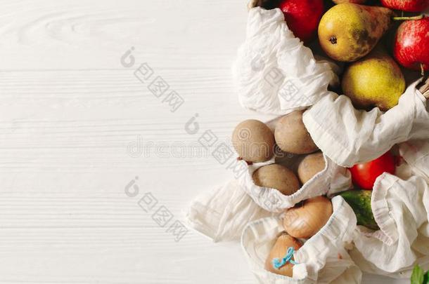 食品杂货店采用economy经济nomy经济袋.economy经济nomy经济自然的袋和成果和植物