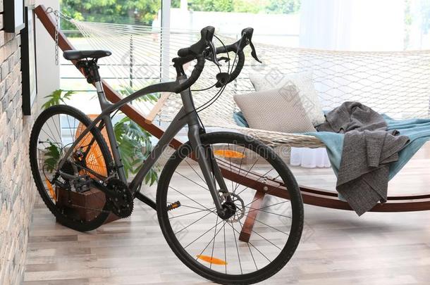 现代的自行车和吊床采用时髦的采用terior