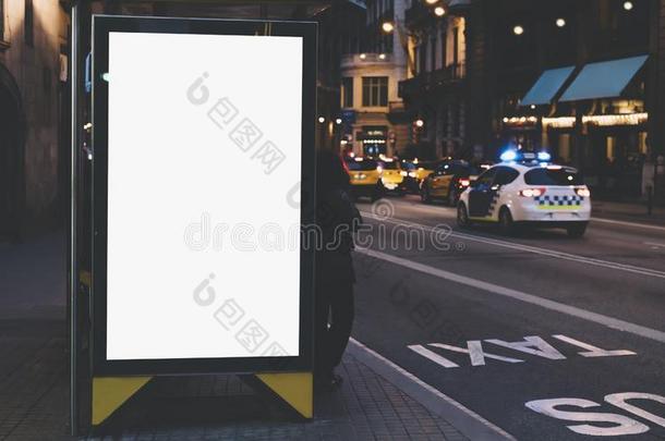 空白的广告光盒向公共汽车停止,假雷达关于空的广告账单