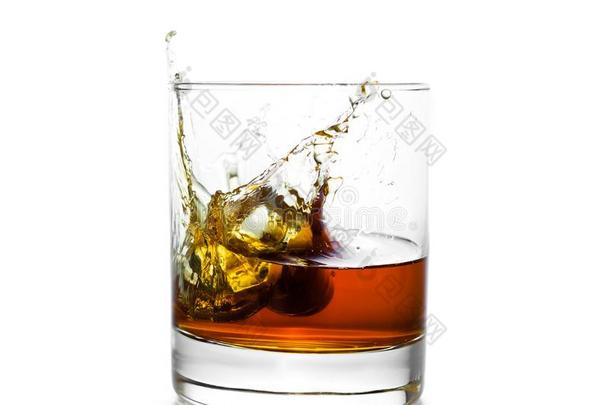威士忌酒玻璃和斑点,隔离的向白色的