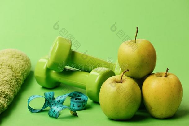 杠铃在近处多汁的绿色的苹果.有关运动的和健康的政治制度装备