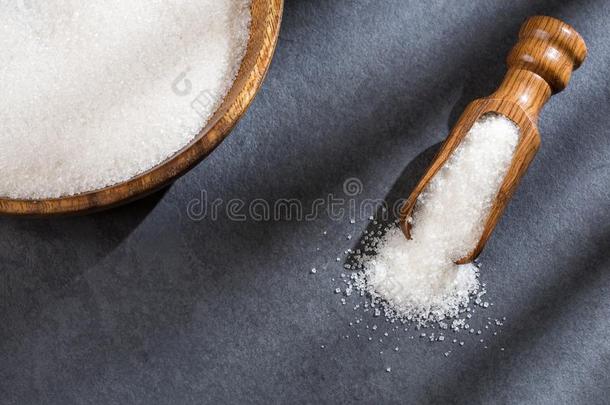 白色的颗粒状的食糖和精炼的食糖.顶看法