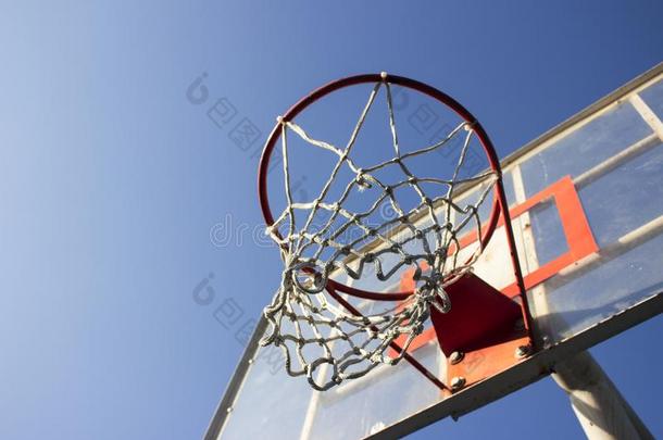 <strong>篮球</strong>戒指和板和白色的网.