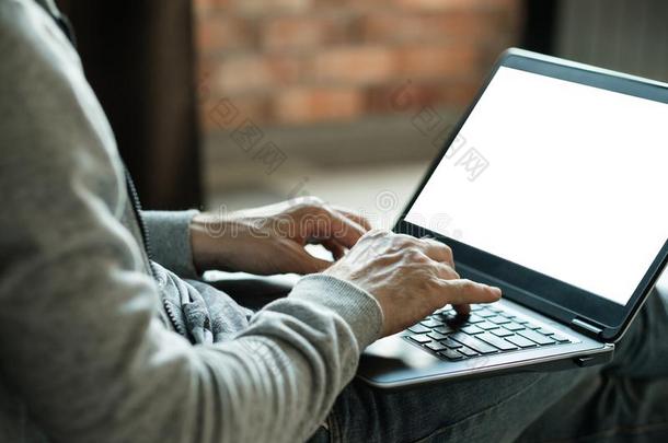在线的商业男人使工作空的便携式电脑屏幕