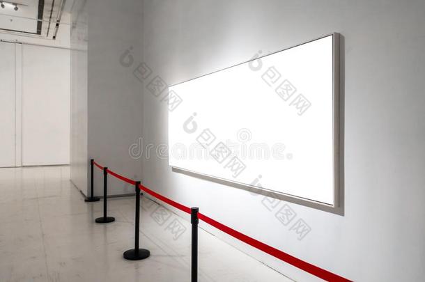 艺术画廊博物馆空白的框架陈列白色的剪下物小路是（be的三单形式
