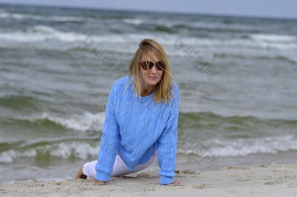 肖像关于美丽的白肤金发碧眼女人女人令人轻松的向指已提到的人海滩