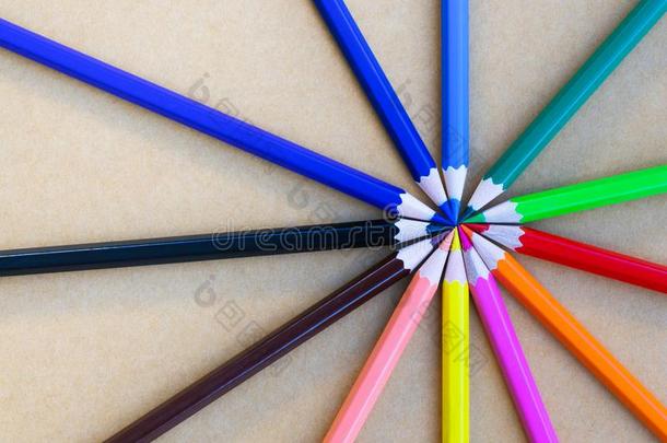 多样不同的颜色铅笔向蓝色背景