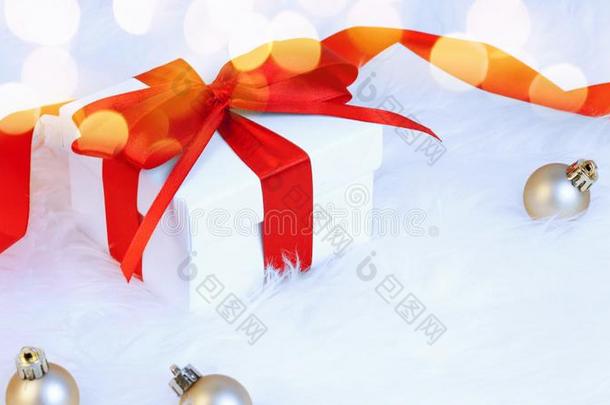 光亮的圣诞节赠品和黄色的杂乱弓向装饰的雪