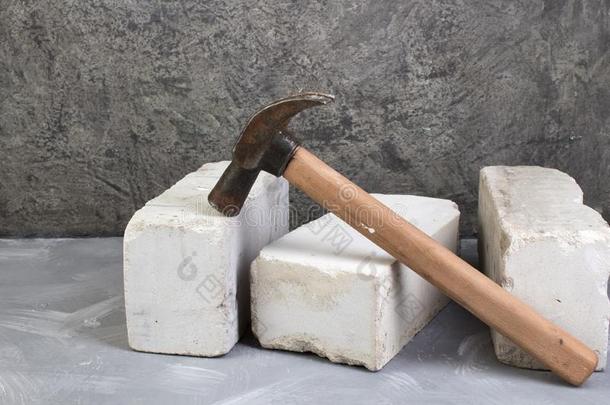 硅酸盐砖,铁锤向指已提到的人灰色c向crete背景.复制品speciality专业