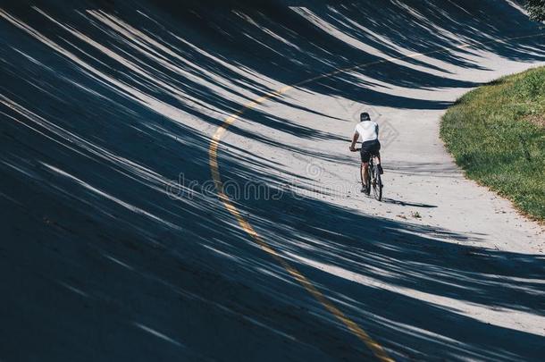 骑自行车的人和山自行车一起小路采用老的跑道,赛车跑道英语字母表的第16个字母