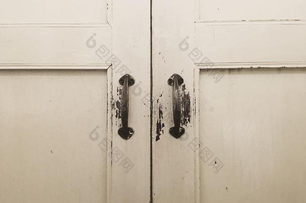 古老的金属门手感向指已提到的人老的木制的门.