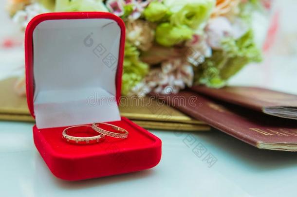 婚礼戒指.两个金钻石戒指s关于指已提到的人新娘和使整洁是