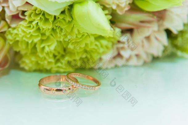 婚礼戒指.两个金戒指s和菱形关于指已提到的人新娘和格鲁