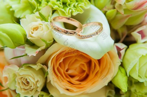 婚礼戒指.两个金戒指s和菱形新娘和使整洁和一