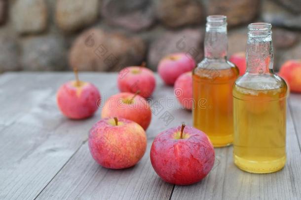 苹果苹果汁采用瓶子和红色的苹果