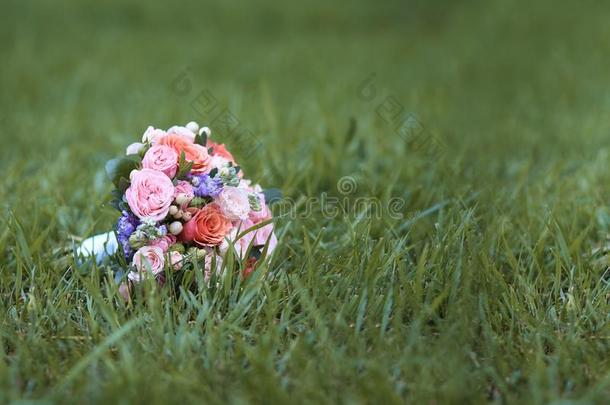 婚礼花束和粉红色的玫瑰和荚莲属的植物花