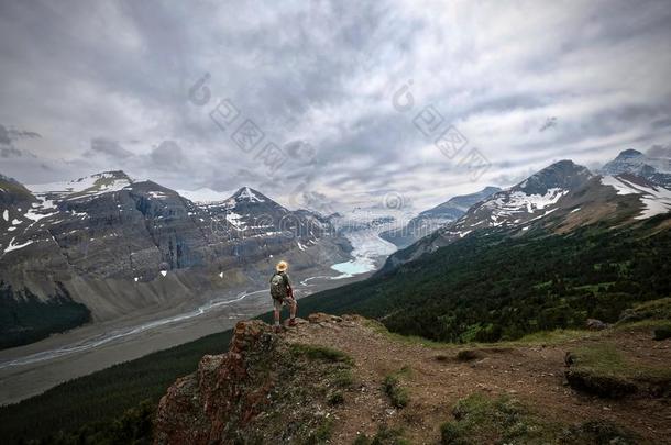 勇敢的男人远足者向山顶有样子的在看法关于哥伦比亚《世界<strong>经济论坛</strong>》
