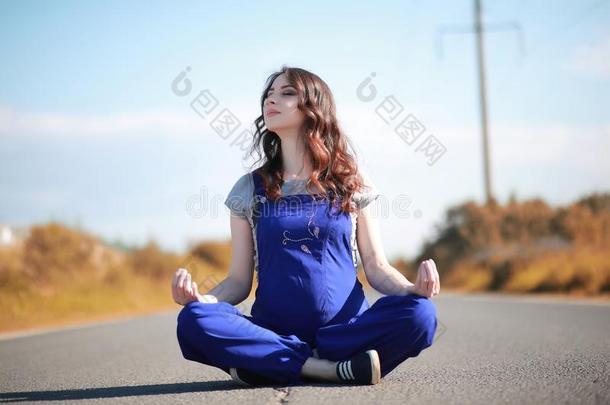 怀孕的女人向指已提到的人路瑜伽