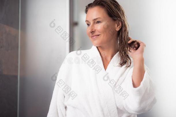 <strong>幸福</strong>的中部老年的女士起立在近处浴室后的迷人的<strong>秀</strong>