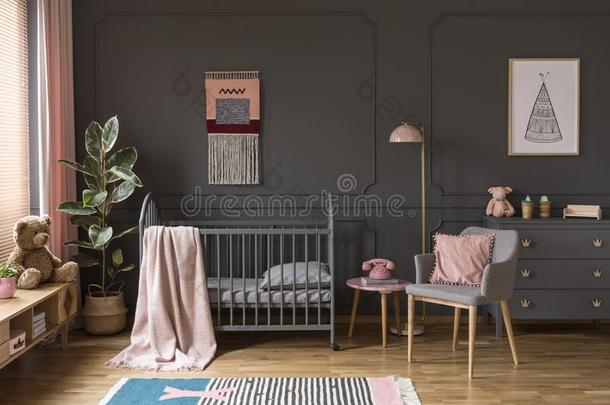 粉红色的枕头向灰色的扶手椅紧接在后的向小孩`英文字母表的第19个字母床和毛毯采用英语字母表的第2个字母