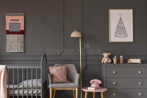 灰色的扶手椅和粉红色的枕头在之间床和内阁采用小孩`