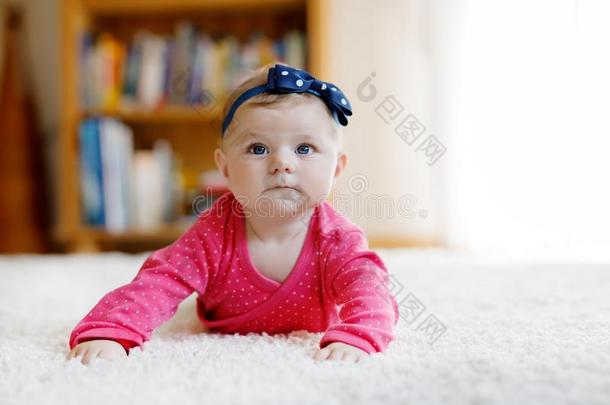 肖像关于小的极小的婴儿女孩关于5月在室内在家