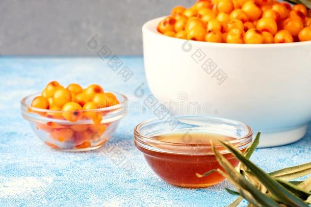 海-鼠李属植物浆果采用碗和自然的蜂蜜或海鼠李属植物