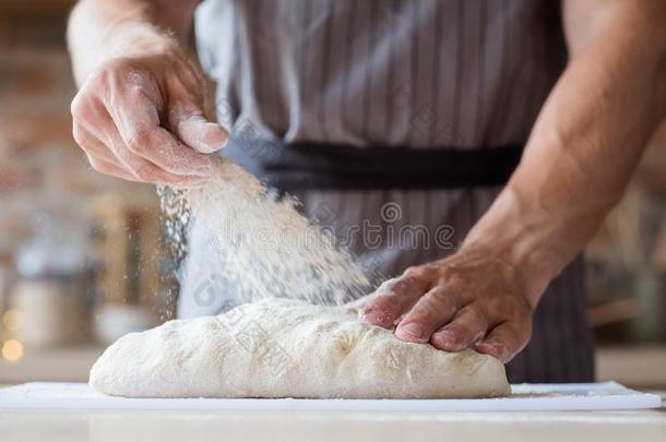 食物烹调厨师面包糕点男人手生面团面粉