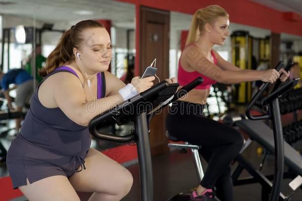 肥的年幼的女人使用健康可移动的计算机应用程序在期间训练向失去