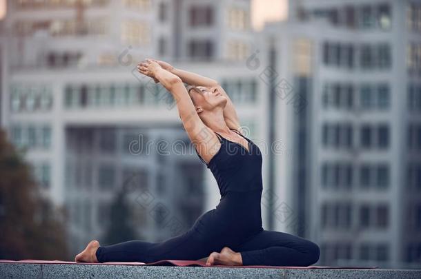美丽的年幼的女人练习瑜伽瑜珈的任何一种姿势num.一有腿的国王鸽子