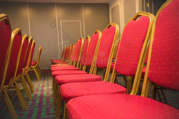 行关于<strong>红色</strong>的s关于t椅子采用一<strong>会议</strong>房间和一c一rpet