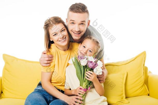 肖像关于男人热烈地拥抱妻子和小的女儿和花束关于