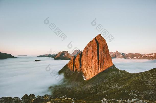 塞格拉山日落风景山峰越过云