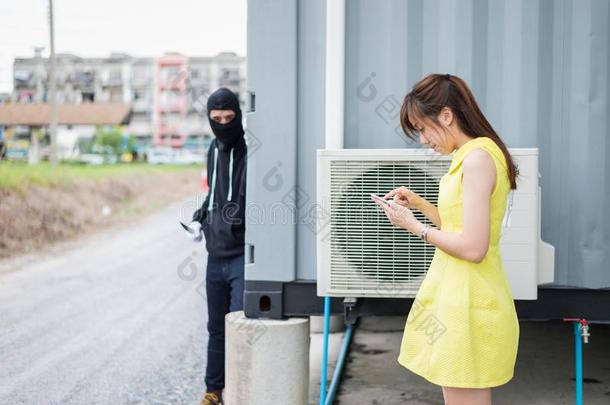 女人走和聊天和朋友在旁边智能手机在期间b和it穿着