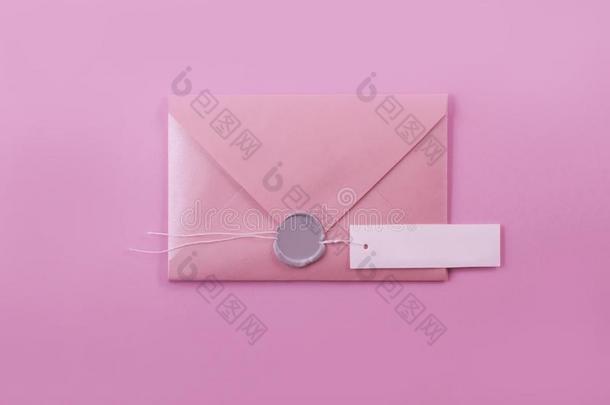 粉红色的信信封向一光紫色的b一ckground.