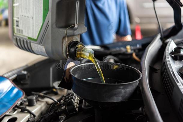汽车技工充满一新鲜的lubric一nt<strong>发动机油</strong>