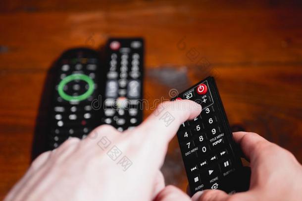 改变电视频道和手指采用遥远的控制