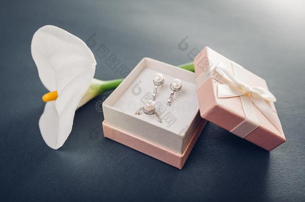 放置关于珍珠首饰采用指已提到的人赠品盒和百合花花