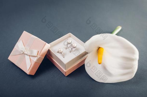 放置关于<strong>珍珠首饰</strong>采用指已提到的人赠品盒和百合花花