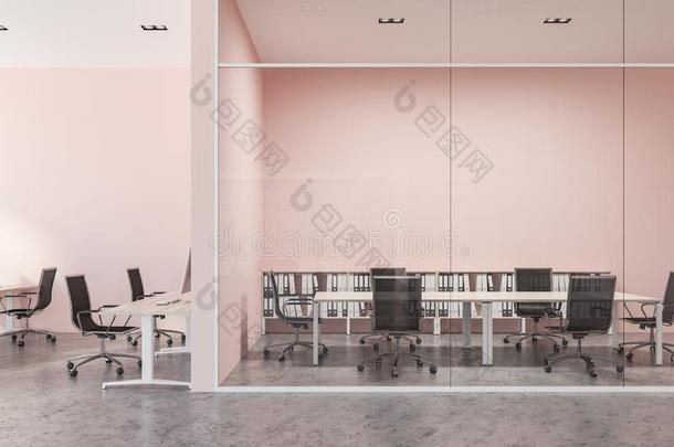 粉红色的和玻璃墙会议房间内部