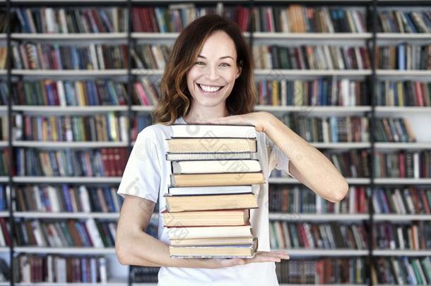 女人模型大学学生和书在图书馆保存束关于