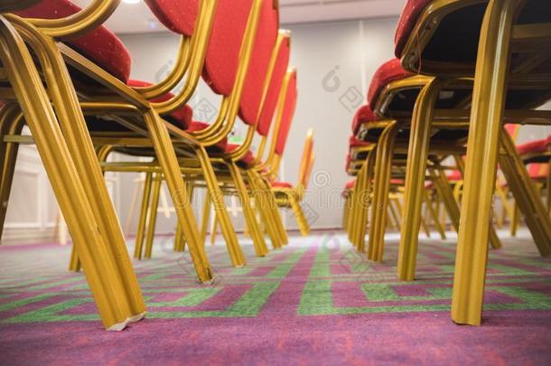 行关于红色的s关于t椅子采用一会议房间和一c一rpet