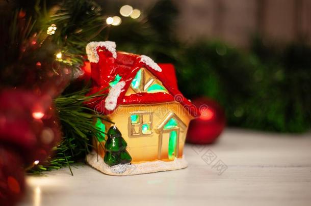 <strong>圣诞</strong>节玩具房<strong>屋</strong>和一红色的<strong>屋</strong>顶一nd窗和绿色的光