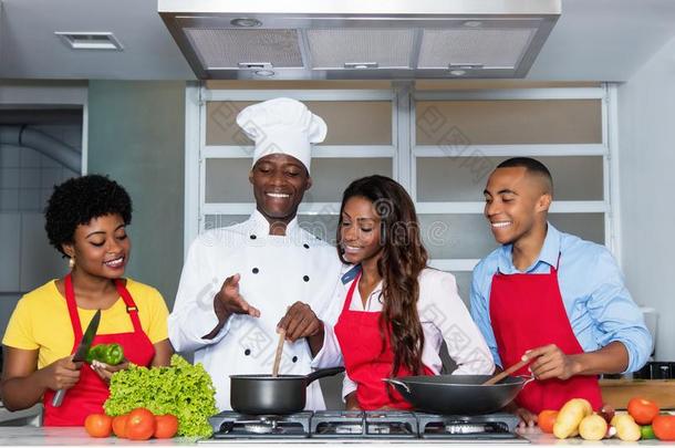 非洲的美国人人学习烹饪术从厨师
