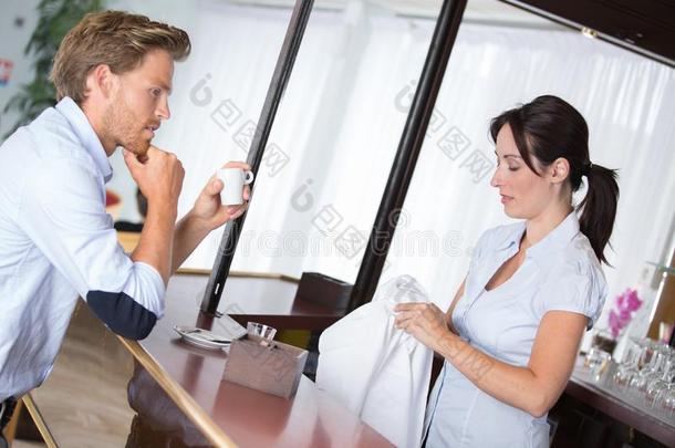 女服务员服务咖啡豆在咖啡豆商店向顾客